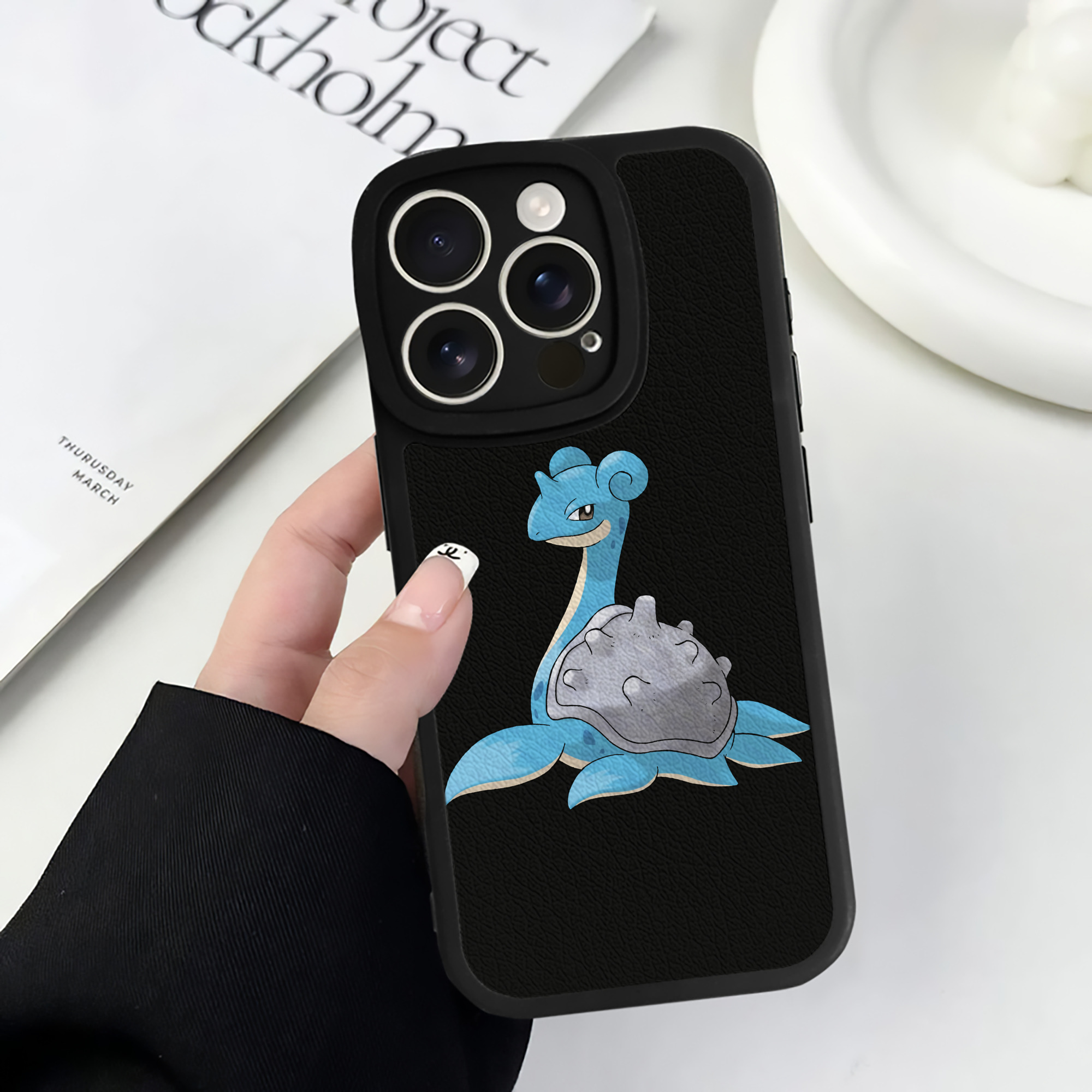 （画像用） ポケットモンスター Pokémon 【iPhone 16シリーズ対応】シリコンスマホケース（レザー調） 材質：シリコン